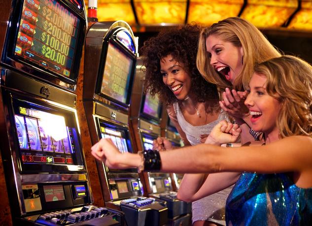 Kvinner som spiller på spilleautomat i casino